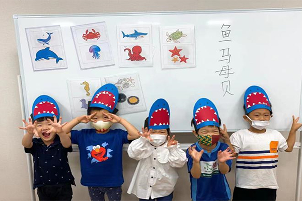 授業紹介工作、絵、身体の動きが入った歌などをたくさん用いた授業を行っています! 授業紹介工作、絵、身体の動きが入った歌などをたくさん用いた授業を行っています!