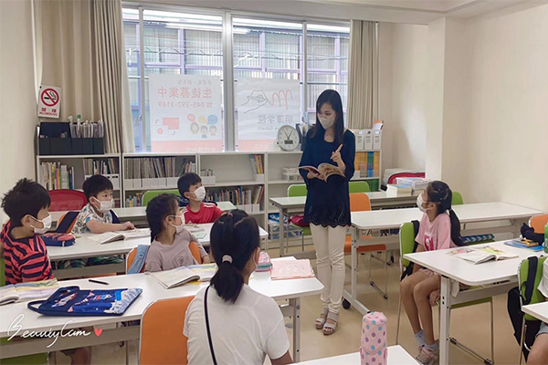 授業紹介 先生からの絵本の読み聞かせやゲームを通して、中国の絵本や文化を紹介しています! 授業紹介 先生からの絵本の読み聞かせやゲームを通して、中国の絵本や文化を紹介しています!